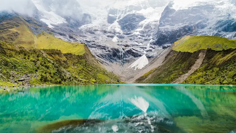 Laguna Humantay de aguas turquesa, en Cusco