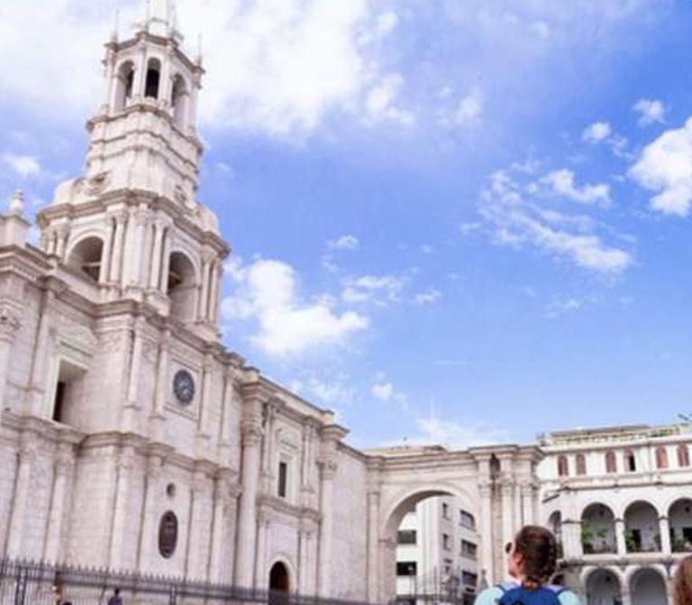 Catedral de Arequipa vista desde la Plaza de Armas