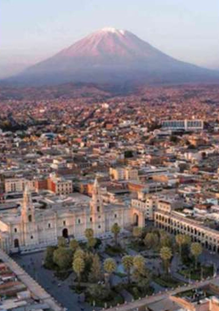 Vista aérea de Arequipa y el volcán Misti