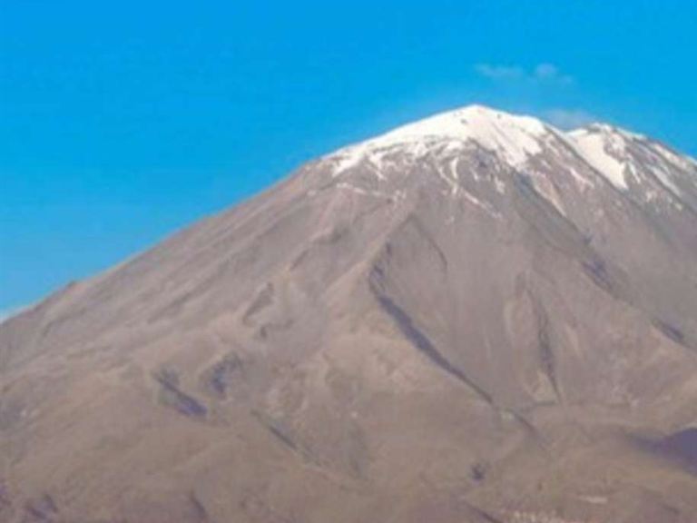 Volcán Misti sobre la Ciudad Blanca