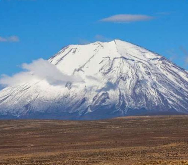 Volcán nevado en la ruta al Cañón del Colca