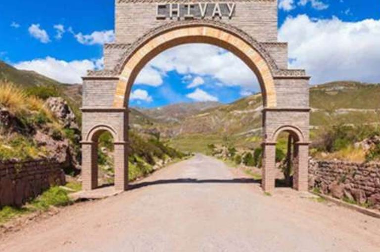 Portada de entrada al pueblo de Chivay