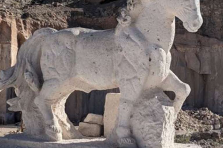 Escultura de un caballo tallada en sillar
