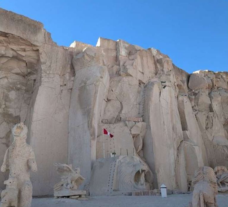 Paredes de la cantera con esculturas de sillar
