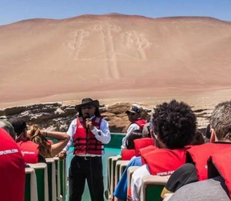 El guía explica el Candelabro de Paracas desde la lancha