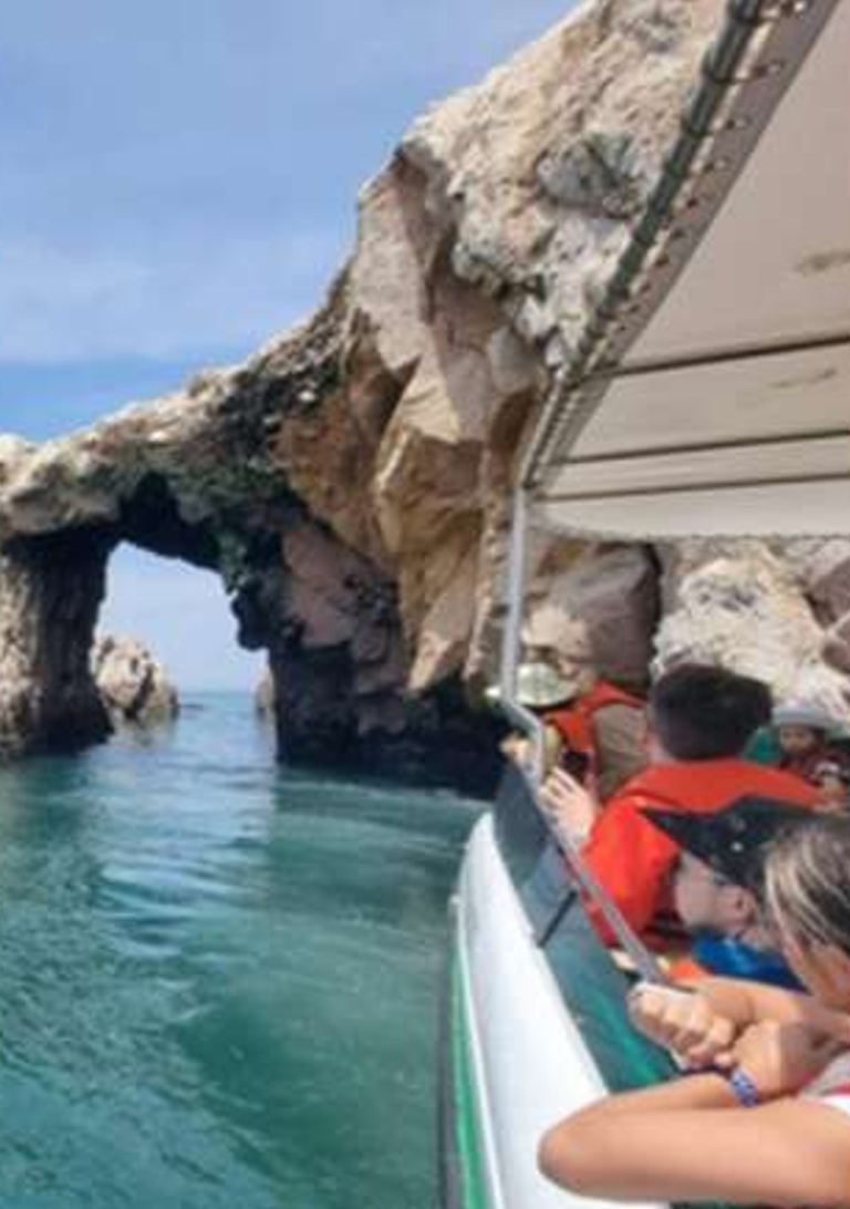 Pasaje entre las rocas de las Islas Ballestas visto desde la lancha