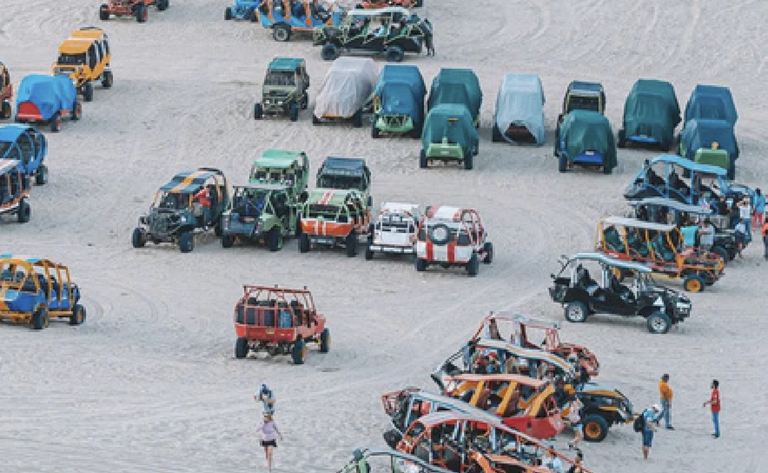Buggies estacionados en las dunas de Huacachina
