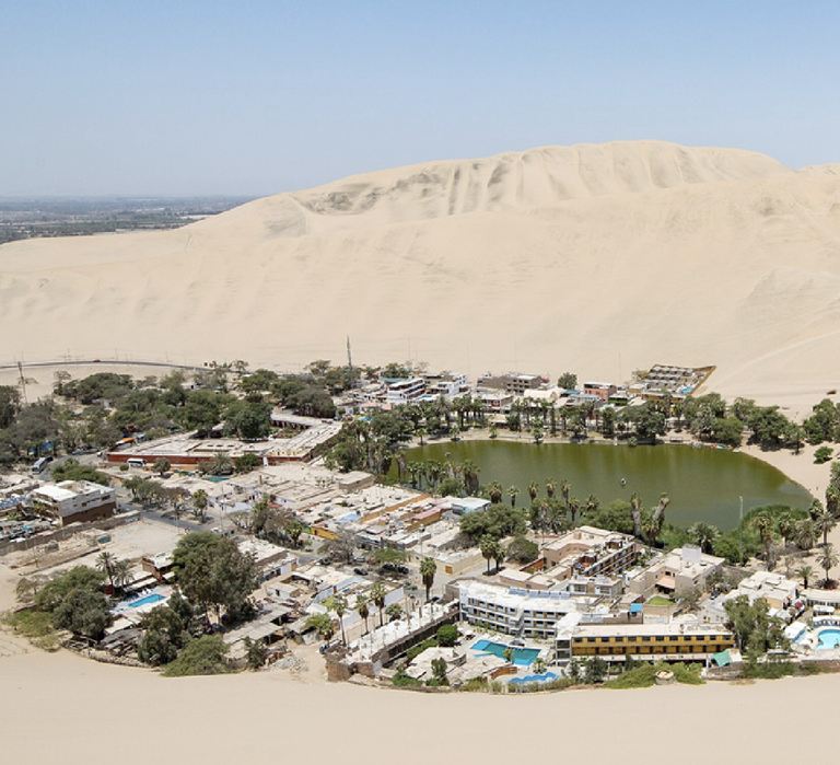 Vista aérea del oasis de Huacachina