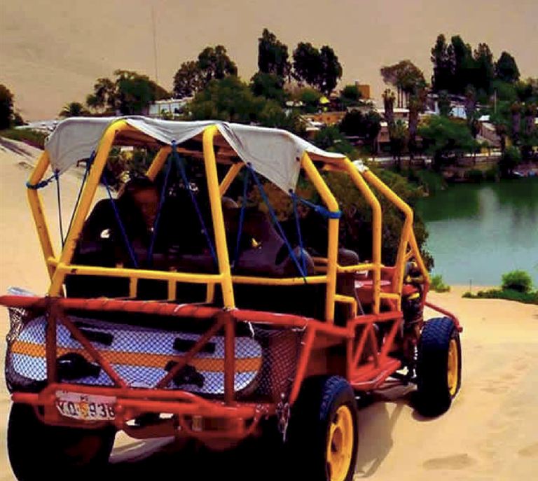 Buggy en las dunas frente al oasis de Huacachina